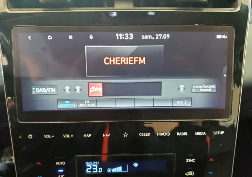 Écran tactile central du Hyundai Tucson marron 2022 affichant la radio CHERIE FM et commandes multimédia.