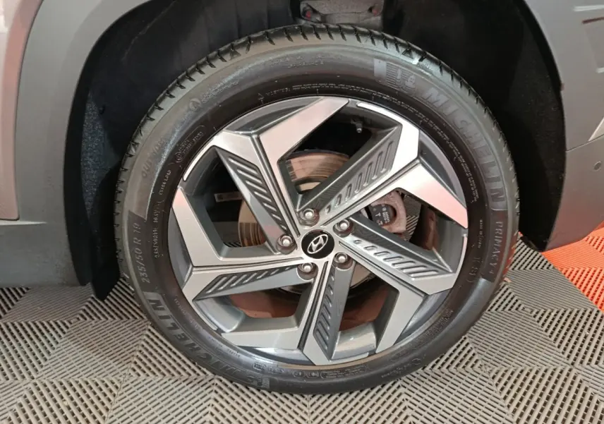 Gros plan sur la roue avant droite du Hyundai Tucson marron 2022, mettant en valeur la jante alliage et le pneu Michelin.