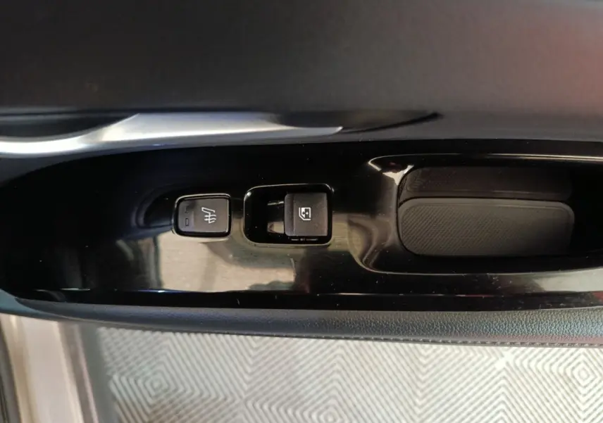 Gros plan sur les commandes de verrouillage et de chauffage de miroir côté conducteur du Hyundai Tucson marron 2022.