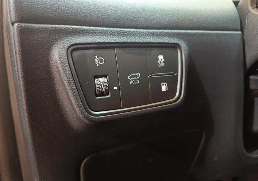 Gros plan sur les commandes noires du tableau de bord du Hyundai Tucson 2022, côté gauche du conducteur.