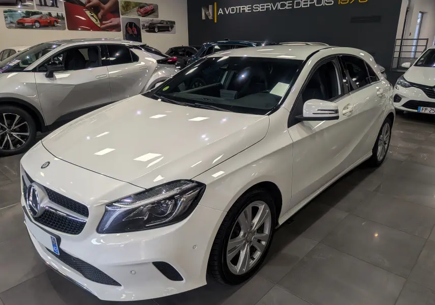 Mercedes Classe A 200d blanc vue 3/4 avant droit en showroom avec jantes alliage et rétroviseurs blancs.