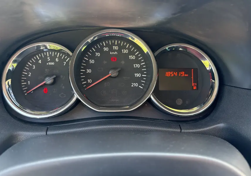 Vue rapprochée du tableau de bord du Dacia Duster 1.5 DCI 110 2014, affichant le compteur et le kilométrage.