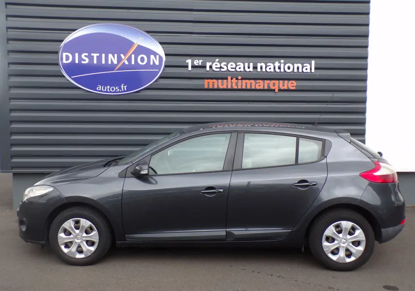 Profil côté gauche d'une Renault Mégane III Berline anthracite bleuté, version Expression DCI 85 ch de 2009.