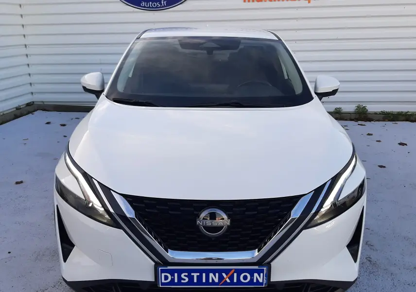 Vue frontale d'un Nissan Qashqai blanc lunaire 2022 avec calandre noire et logo chromé visible.