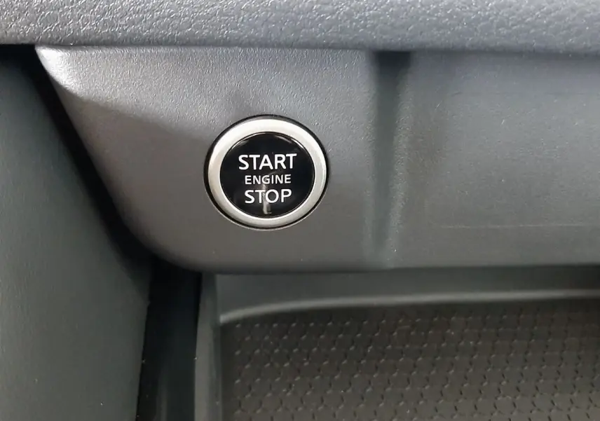 Bouton start/stop moteur en gros plan sur le tableau de bord intérieur du Nissan Qashqai blanc lunaire 2022.