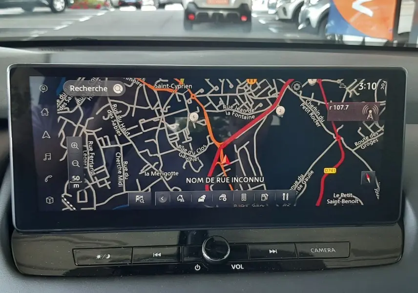 Vue intérieure du tableau de bord du Nissan Qashqai blanc lunaire 2022, écran tactile affichant la navigation GPS.