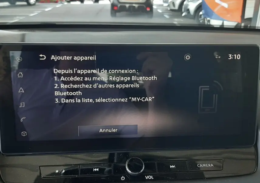 Écran tactile central du Nissan Qashqai blanc lunaire 2022 montrant le menu de connexion Bluetooth.
