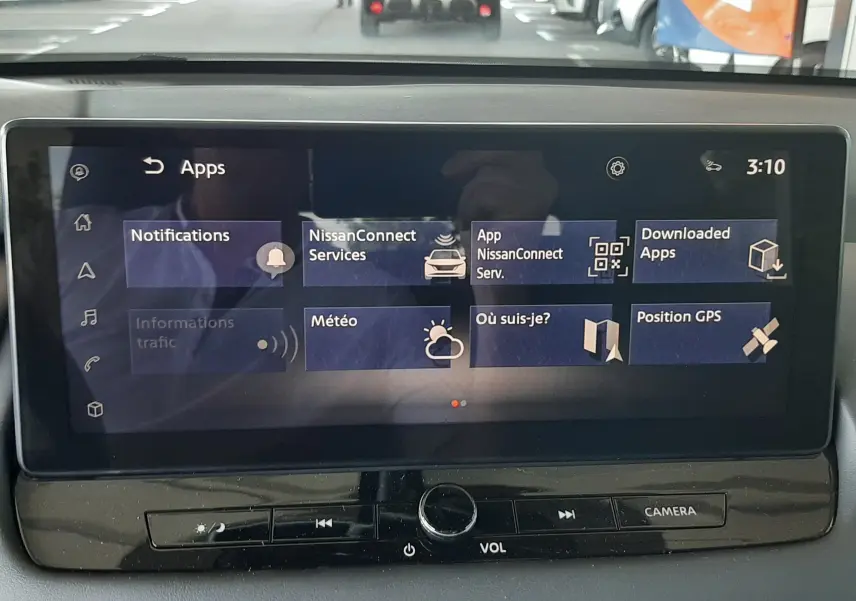 Écran tactile central du Nissan Qashqai blanc lunaire 2022 affichant les applications NissanConnect en intérieur.