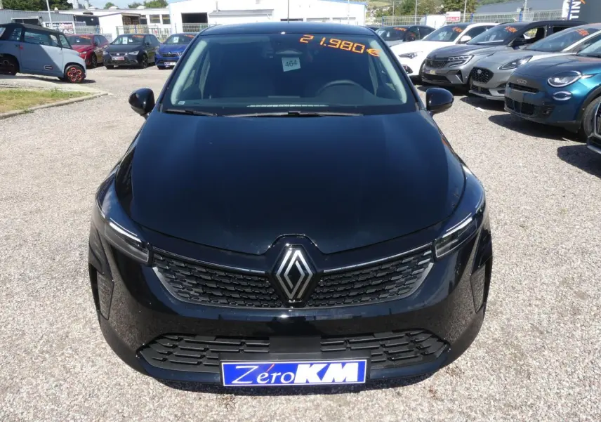 Renault Clio 2025 noir métallisé vue de face avec calandre noire et logo chromé bien visible.