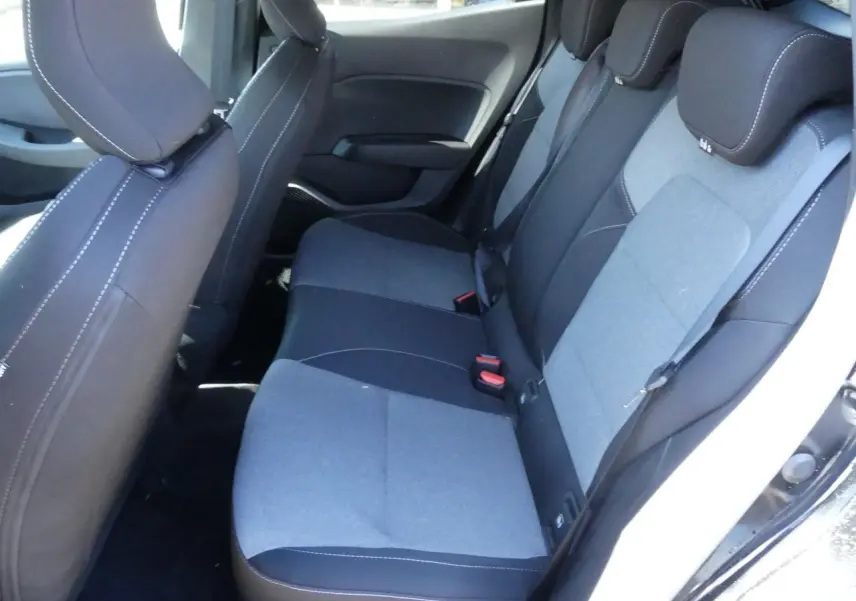 Vue intérieure côté droit des sièges arrière gris et noirs de la Renault Clio 2025 avec appuie-têtes réglables.