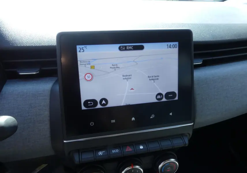 Écran tactile 7 pouces avec navigation affichée sur la planche de bord grise d'une Renault Clio noire