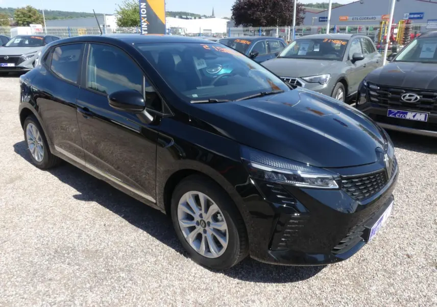 Renault Clio 2025 noir métallisé vue 3/4 avant droit avec calandre noire et phares LED fins.