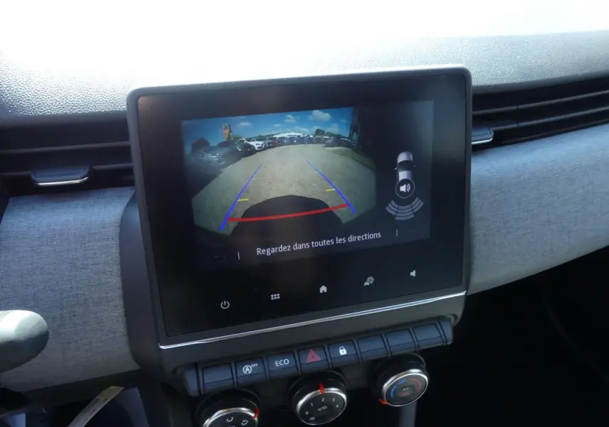 Écran tactile 7 pouces affichant la caméra de recul dans l'habitacle d'une Renault Clio noire 2025.