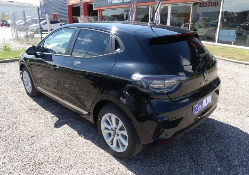 Renault Clio noire métallisée vue 3/4 arrière droit, avec feux arrière LED et jantes alliage visibles.