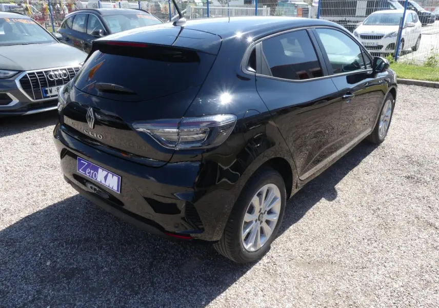 Renault Clio noir métallisé vue 3/4 arrière droit, avec feux arrière LED et jantes alliage visibles.