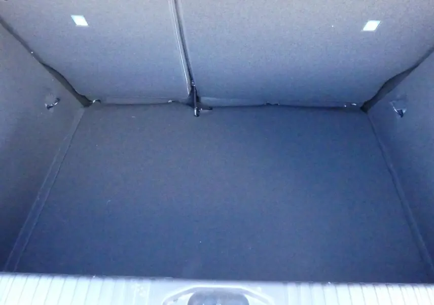 Coffre spacieux de la Renault Clio 2025, version 1.5 Blue dCi noir métallisé, avec banquette arrière rabattue.