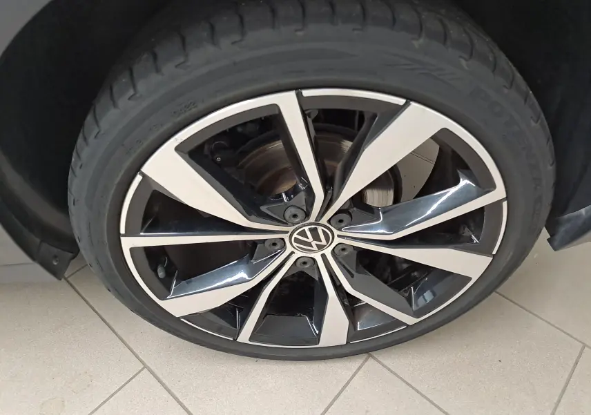 Gros plan sur la jante alliage 19'' Misano bicolore noir et argent avec logo Volkswagen au centre.