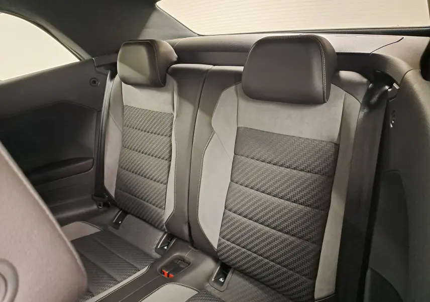 Vue intérieure des sièges arrière en tissu et cuir noir et gris du Volkswagen T-Roc Cabriolet 2022 finition R-Line.