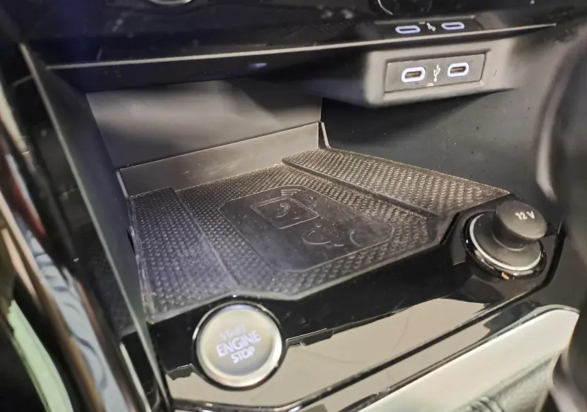 Gros plan sur la console centrale du Volkswagen T-Roc Cabriolet 2022 avec bouton start/stop et prises USB visibles