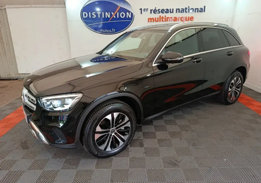 Mercedes GLC 300 e Business Line noir vu en 3/4 avant droit, avec jantes alliage et phares LED allumés.