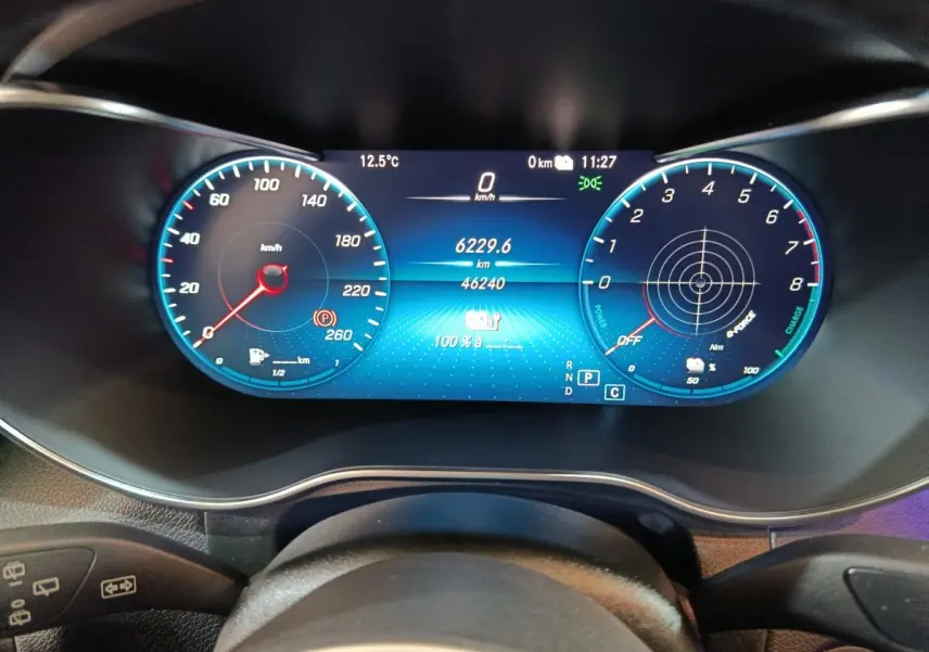 Tableau de bord numérique bleu du Mercedes GLC 300 e Business Line 2020, affichant vitesse et autonomie.