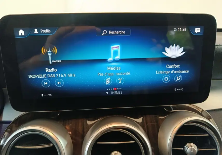Écran tactile central du tableau de bord du Mercedes GLC 300 e Business Line 2020 avec commandes médias et confort.