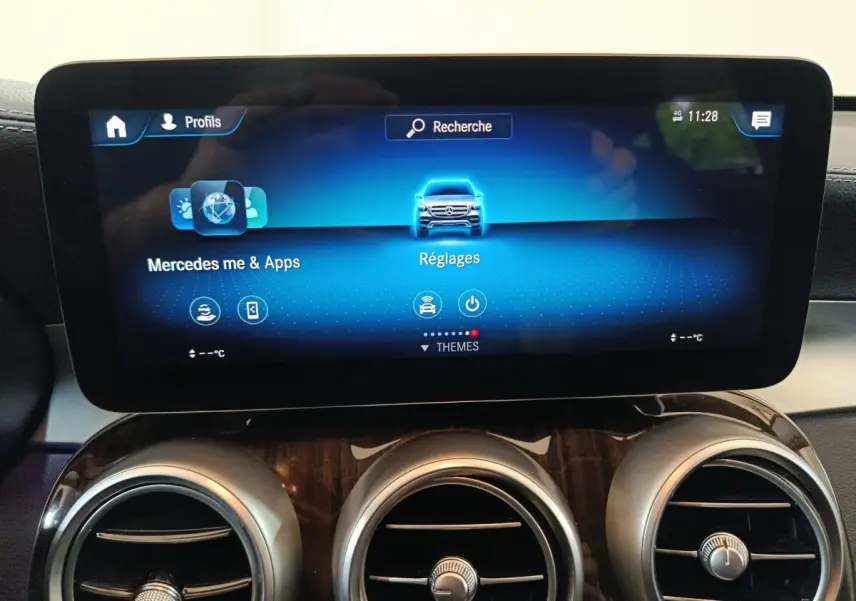 Écran tactile central affichant le menu Mercedes me & Apps sur le tableau de bord du Mercedes GLC 300 e noir.