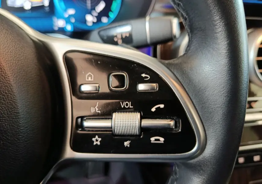 Gros plan sur les commandes du volant côté gauche en cuir noir du Mercedes GLC 300 e Business Line 2020.