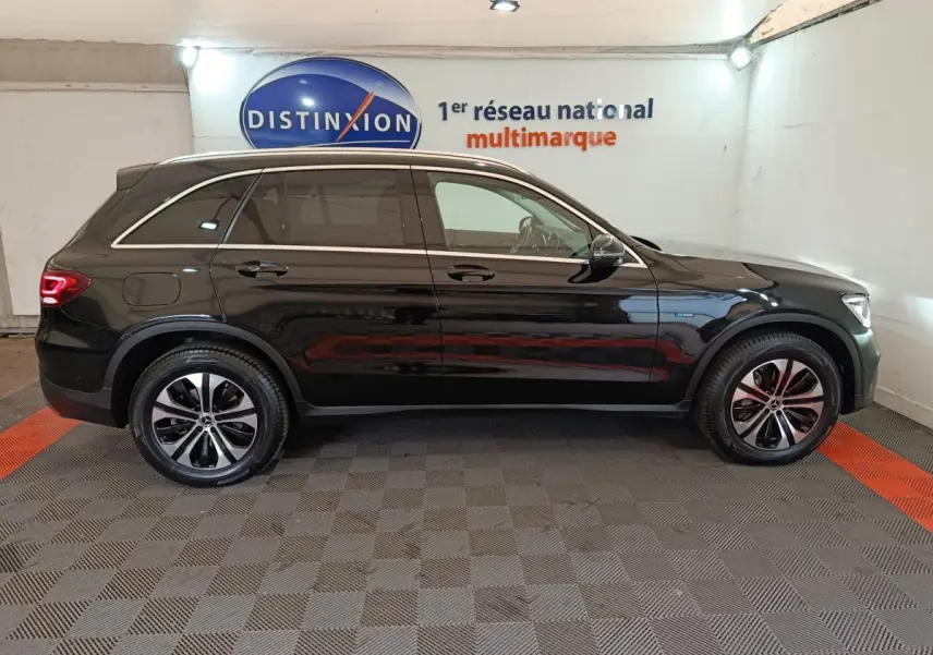 Profil côté droit d'un Mercedes GLC 300 e Business Line noir, hybride rechargeable, avec jantes alliage et vitres teintées.