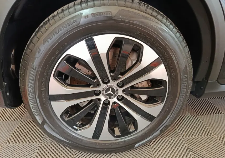 Gros plan sur la jante alliage bicolore noire et argentée d'un Mercedes GLC 300 e Business Line 2020 noir.