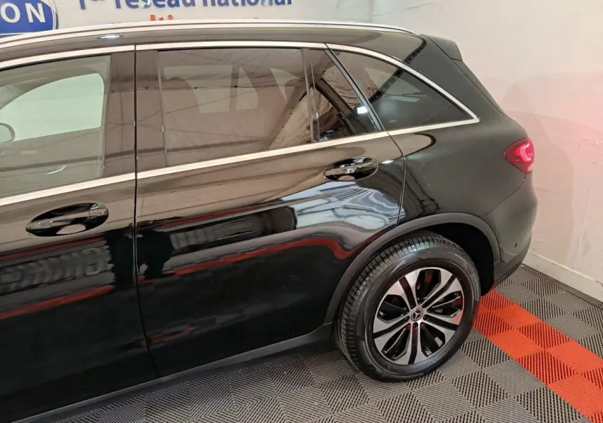 Vue latérale côté droit du Mercedes GLC 300 e Business Line noir, mettant en valeur la roue arrière et les lignes élégantes.