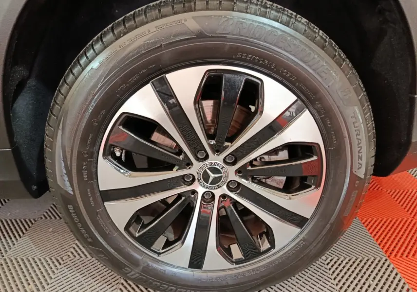 Gros plan sur la roue avant droite du Mercedes GLC 300 e Business Line noir avec jante alliage bicolore.