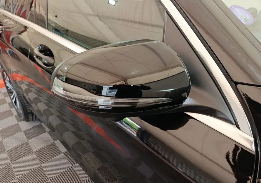 Rétroviseur côté gauche noir brillant avec clignotant intégré sur Mercedes GLC 300 e Business Line 4Matic 2020.