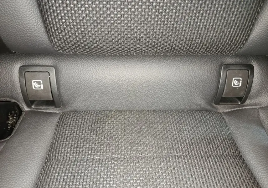 Gros plan sur les commandes d'ancrage Isofix sur la banquette arrière noire du Mercedes GLC 300 e Business Line 2020.