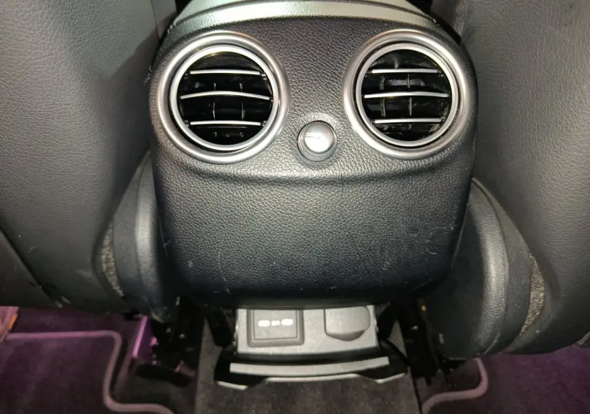 Vue rapprochée des aérateurs arrière noirs et des prises USB du Mercedes GLC 300 e Business Line 4Matic 2020.