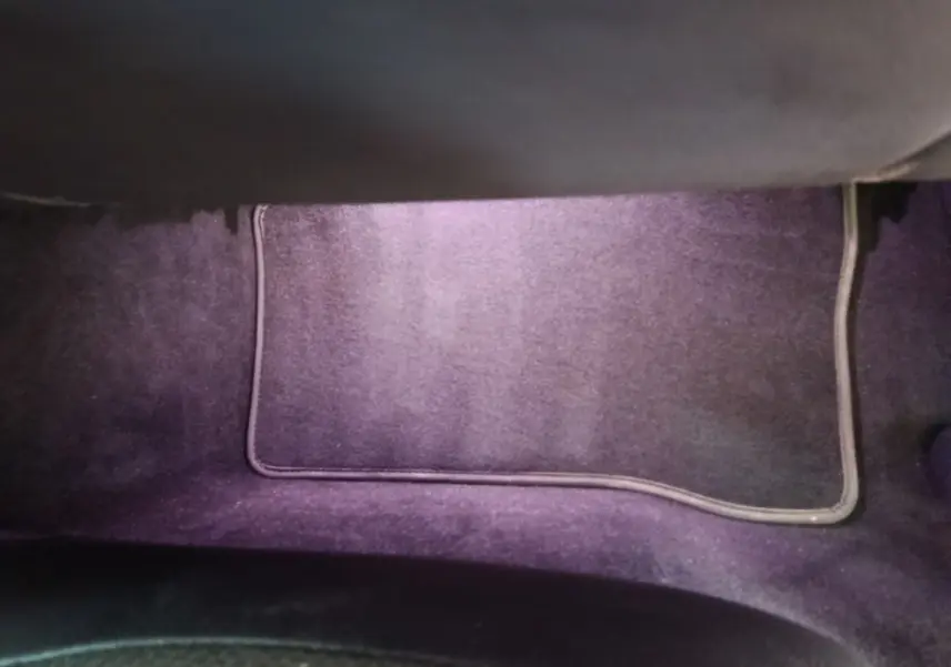 Plancher côté passager avec tapis de sol noir dans une Mercedes GLC 300 e Business Line 4Matic 2020 hybride rechargeable