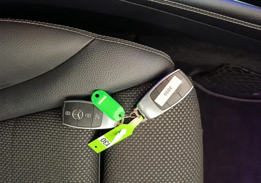 Gros plan sur les clés Mercedes posées sur un siège tissu noir à l'intérieur d'un GLC 300 e Business Line 4Matic 2020.