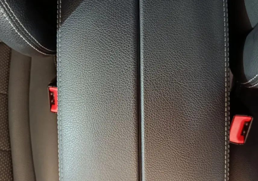 Détail de l'accoudoir central en cuir noir avec surpiqûres blanches dans l'habitacle du Mercedes GLC 300 e 2020.