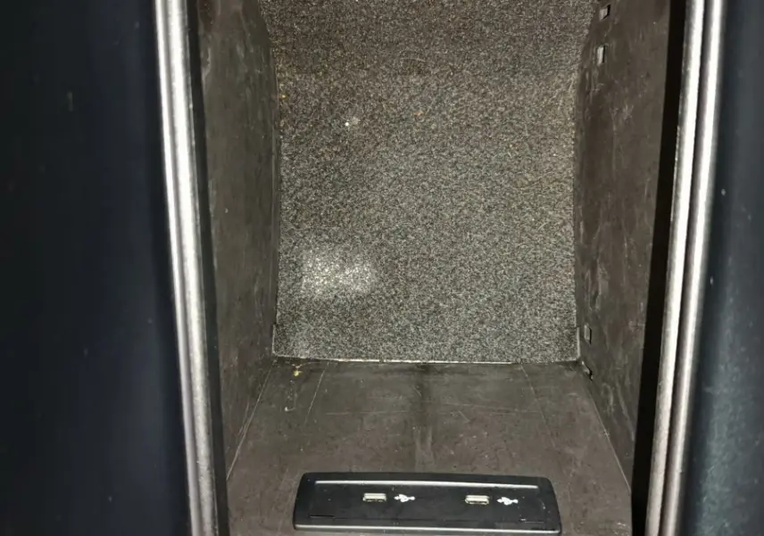 Vue rapprochée de la console centrale noire du Mercedes GLC 300 e Business Line 4Matic, avec ports USB visibles.