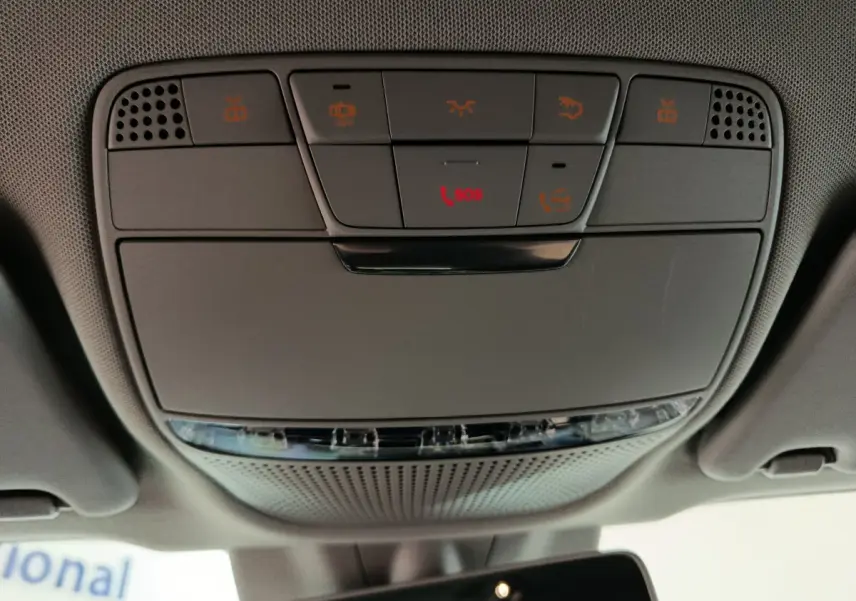 Vue en gros plan du panneau de commandes au plafond intérieur du Mercedes GLC 300 e Business Line 2020 noir.