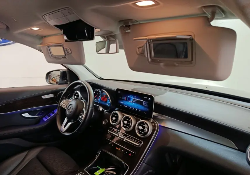 Intérieur du Mercedes GLC 300 e Business Line 2020, vue côté conducteur, tableau de bord noir avec écran tactile central.