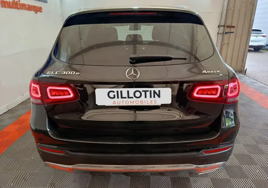 Vue arrière d'un Mercedes GLC 300 e Business Line 4Matic noir avec feux LED et logo central visible.