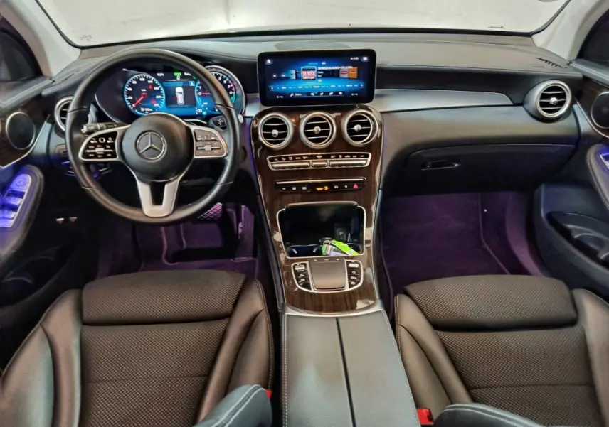 Intérieur du Mercedes GLC 300 e Business Line 2020, vue avant sur tableau de bord en bois et écran tactile central.