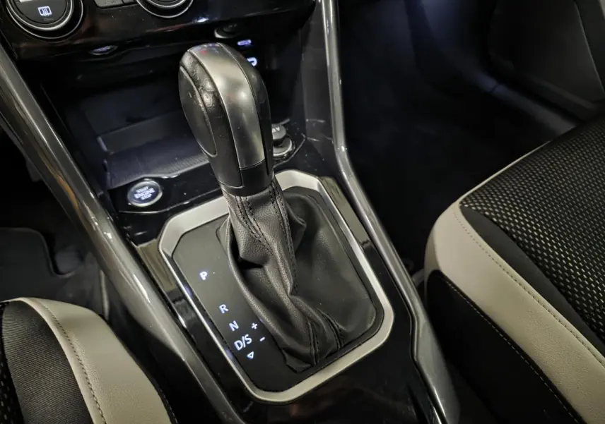 Le levier de vitesses automatique noir du Volkswagen T-Roc 2.0 TDI 2021 avec console brillante et sièges bicolores.