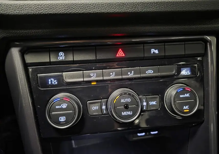 Panneau de commande de la climatisation bi-zone du Volkswagen T-Roc 2.0 TDI 2021 avec réglages numériques et boutons rotatifs.