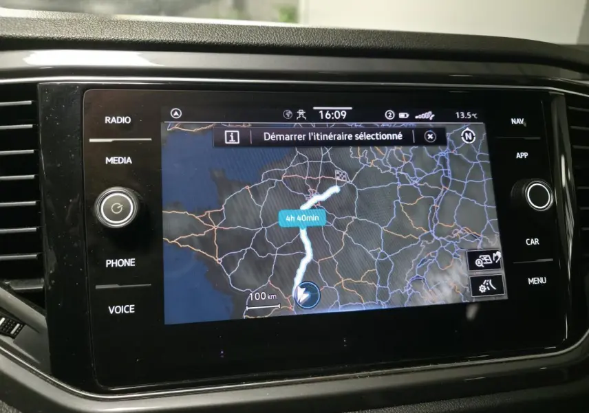 Écran tactile de navigation Discover Media du Volkswagen T-Roc 2021 affichant un itinéraire en cours.