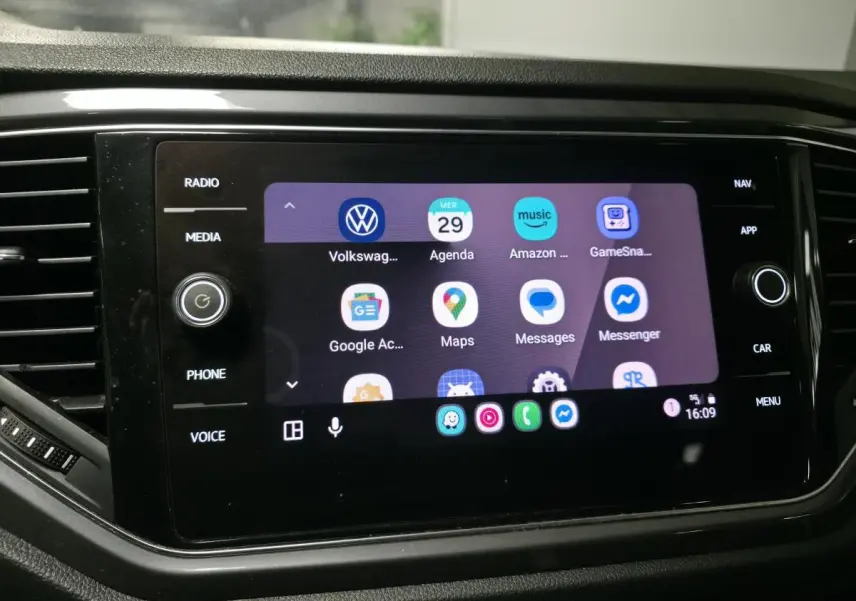 Écran tactile central du Volkswagen T-Roc 2021 affichant des applications de navigation et communication.