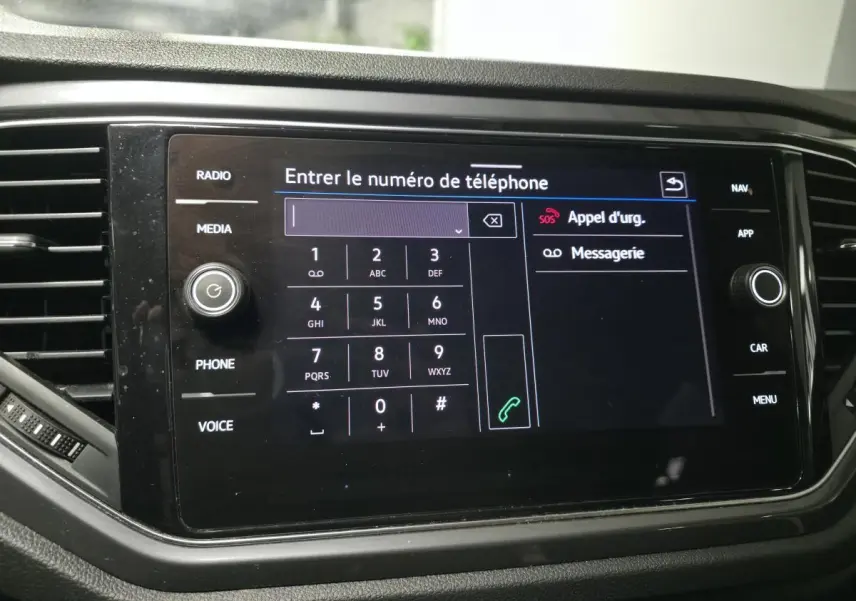 Écran tactile central du Volkswagen T-Roc 2.0 TDI 2021 affichant le clavier pour entrer un numéro de téléphone.
