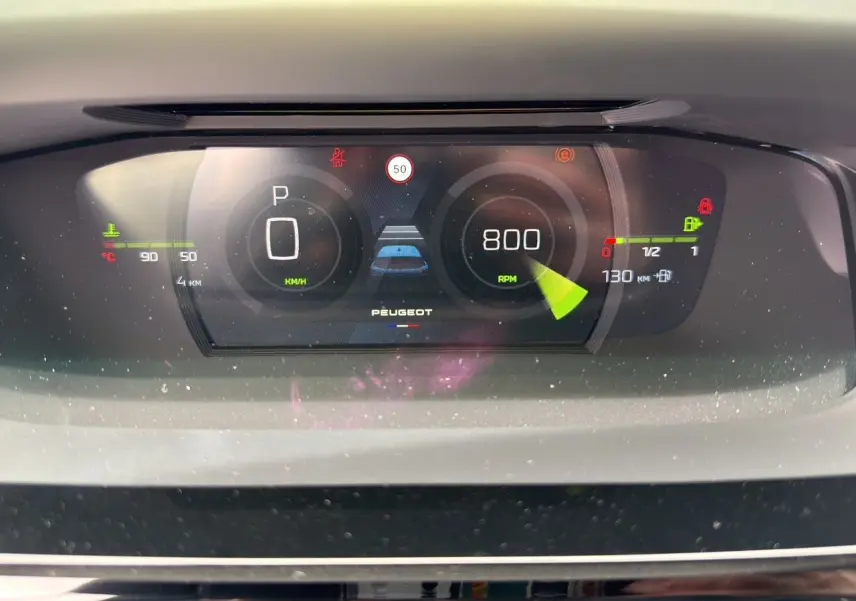 Vue rapprochée du combiné numérique 10'' 3D personnalisable de la Peugeot 308 gris selenium, affichant vitesse et RPM.