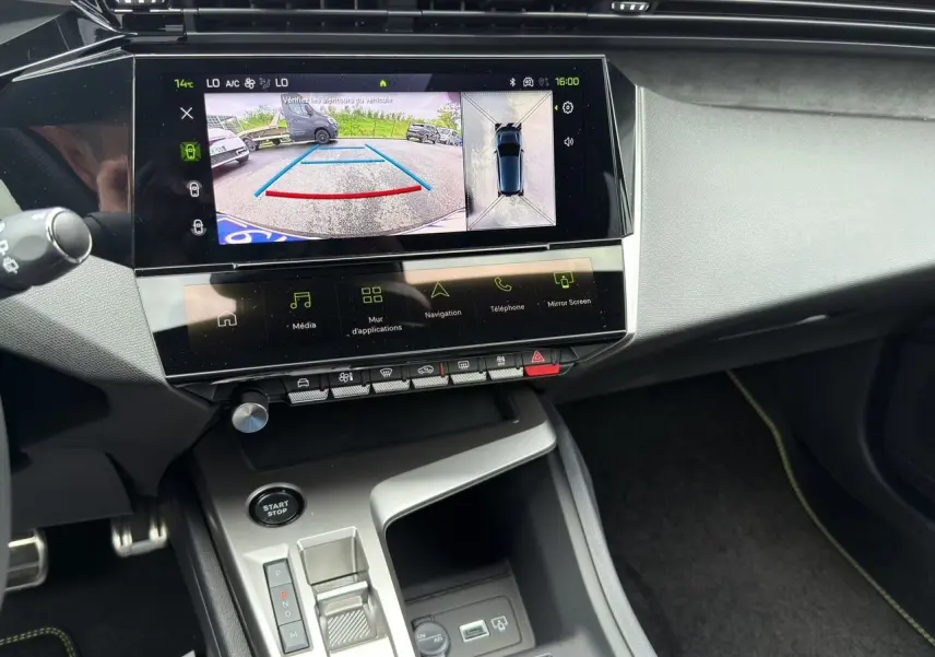 Vue intérieure de la console centrale de la Peugeot 308 GT 2026, écran tactile avec caméra 360° et commandes modernes.